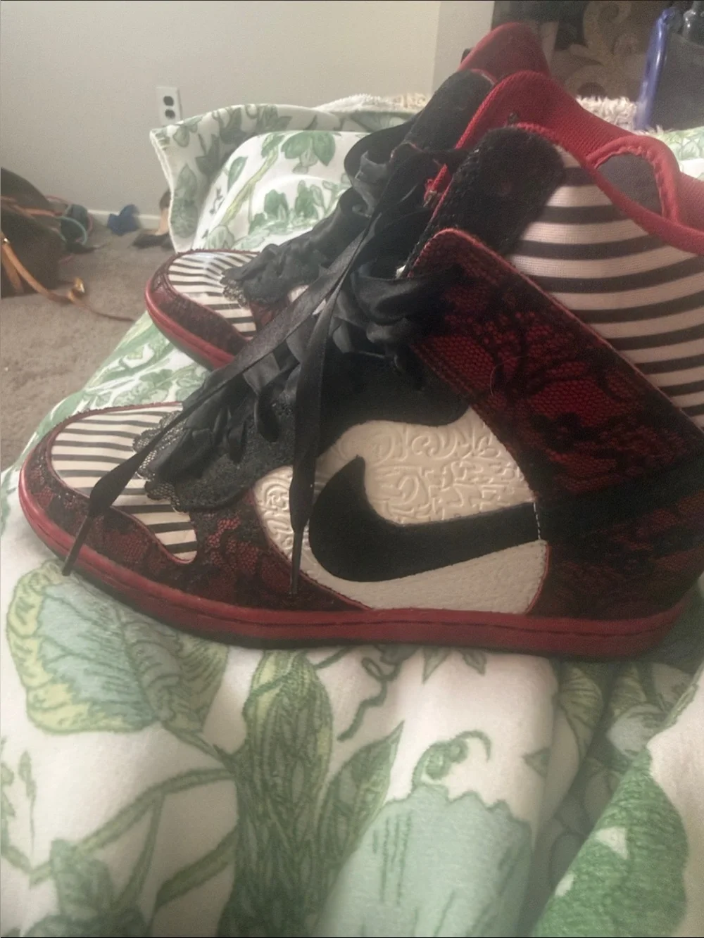 AUTHENTIC Nike High-Top Sneakers in Red, Black & White with Striped Accent sz 8